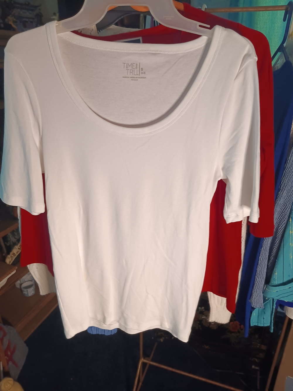 Time and Tru White Scoop Neck Short Sleeve Top